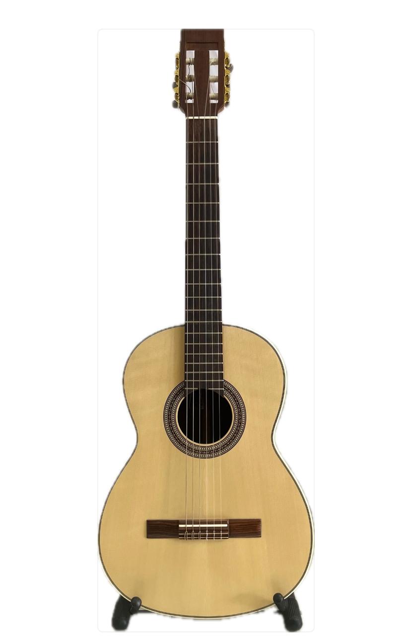 Guitarra artesanal fina de madera de nogal